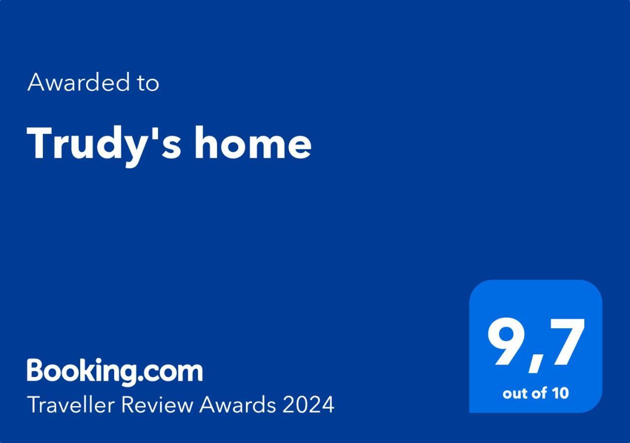 Trudy'S Home Остуні Екстер'єр фото